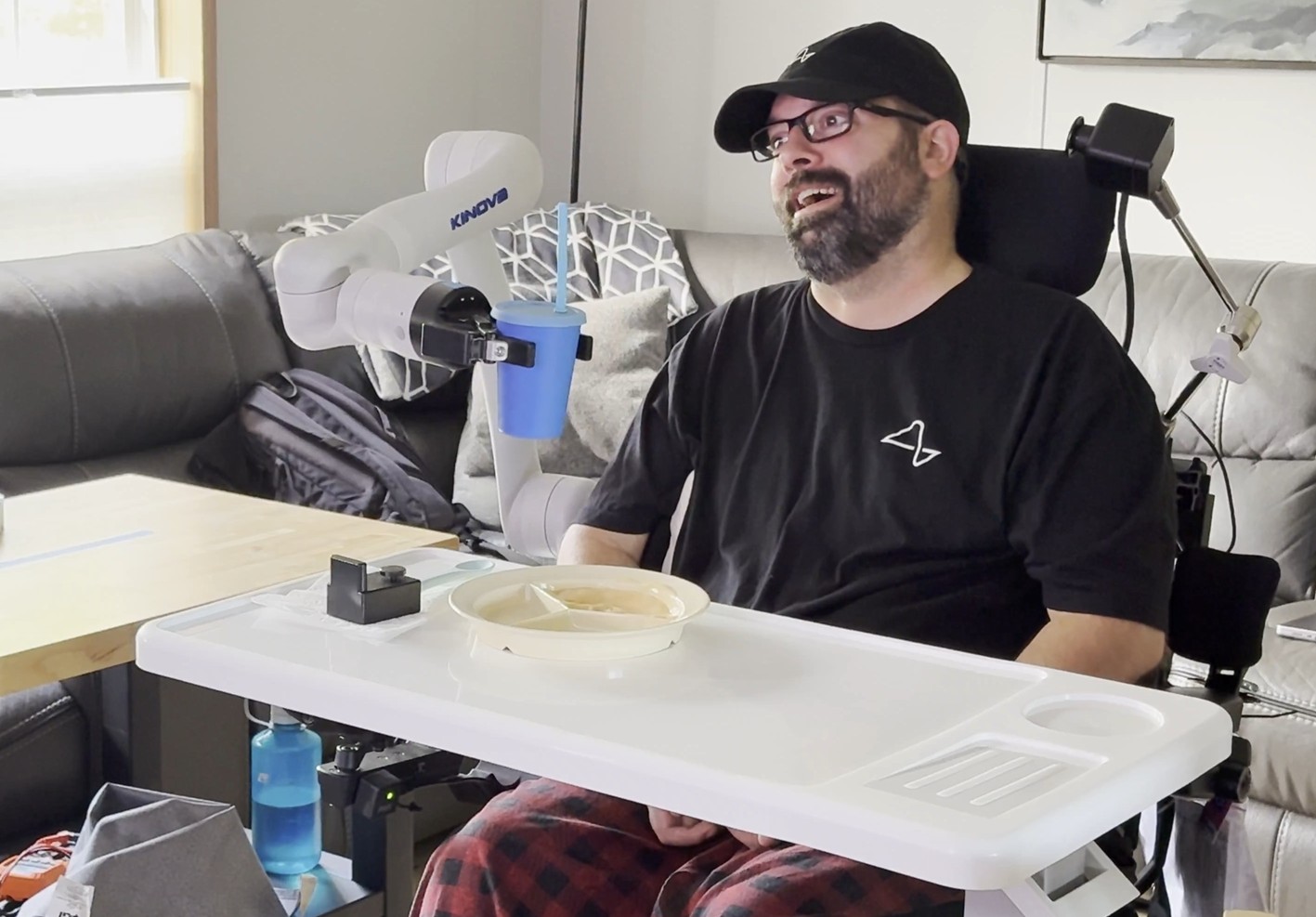 Homem com esclerose lateral amiotrófica controla braço robótico com Neuralink