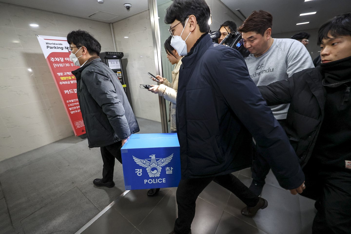 Pol&iacute;cia transportando documentos apreendidos do escrit&oacute;rio de Coupang